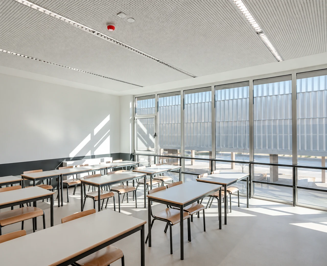 Salle de classe lumineuse et rangée
